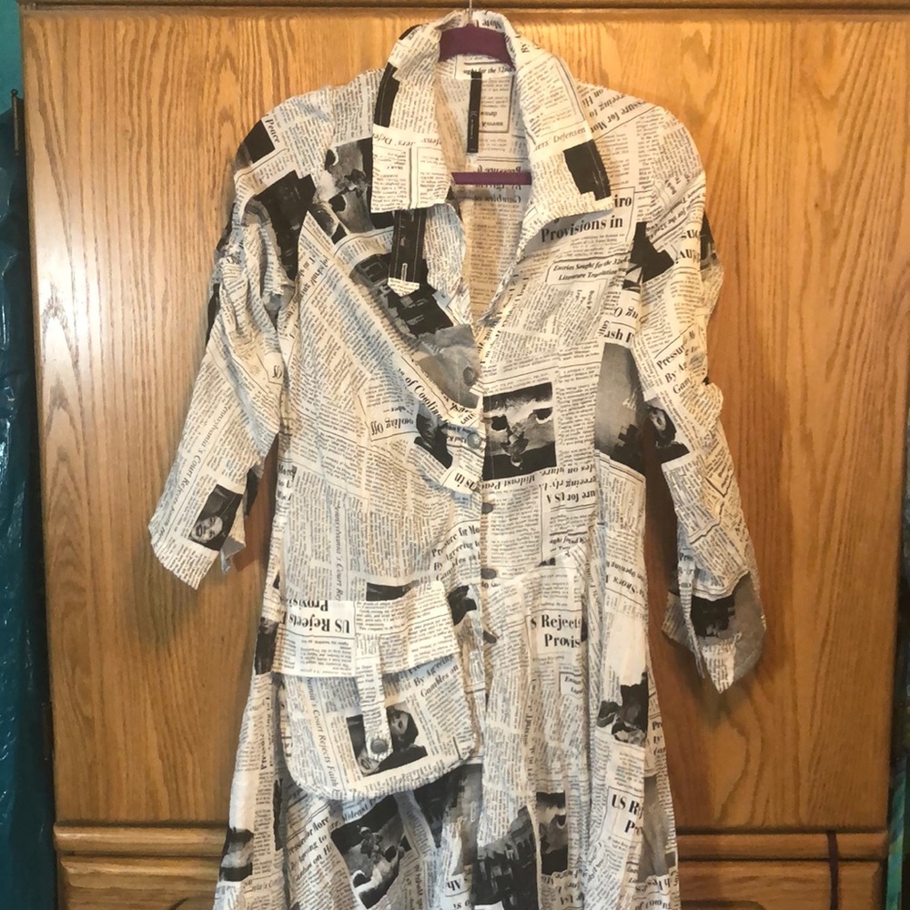Newsprint I.C. By Connie k duster black and white ruched sleeves with pocket